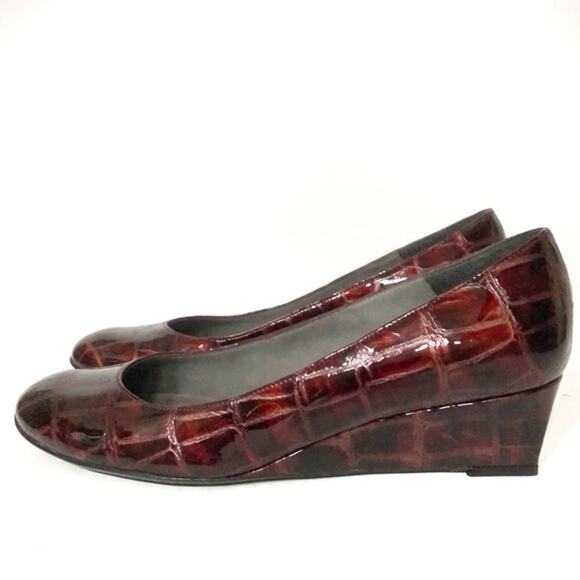 Stuart Weitzman Crocodile Patent Wedges Size 8N - Picture 2 of 11